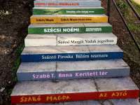 Nők lépésről lépésre – 47 magyar író- és költőnő egy budavári lépcsőn 